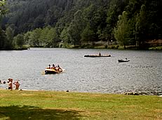 Blick auf den See, vom Strand aus.